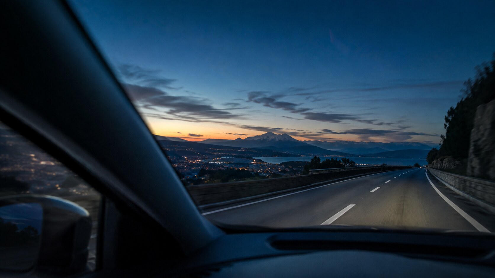 Paesaggio e strada al crepuscolo