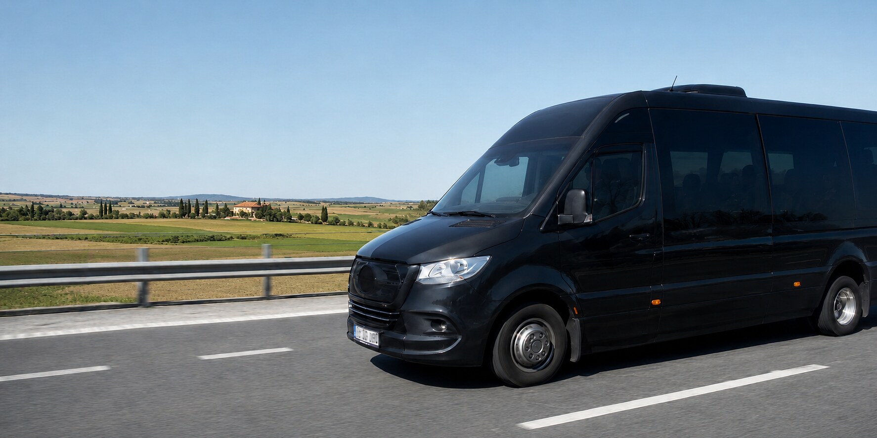 Minibus in viaggio attraverso la campagna toscana