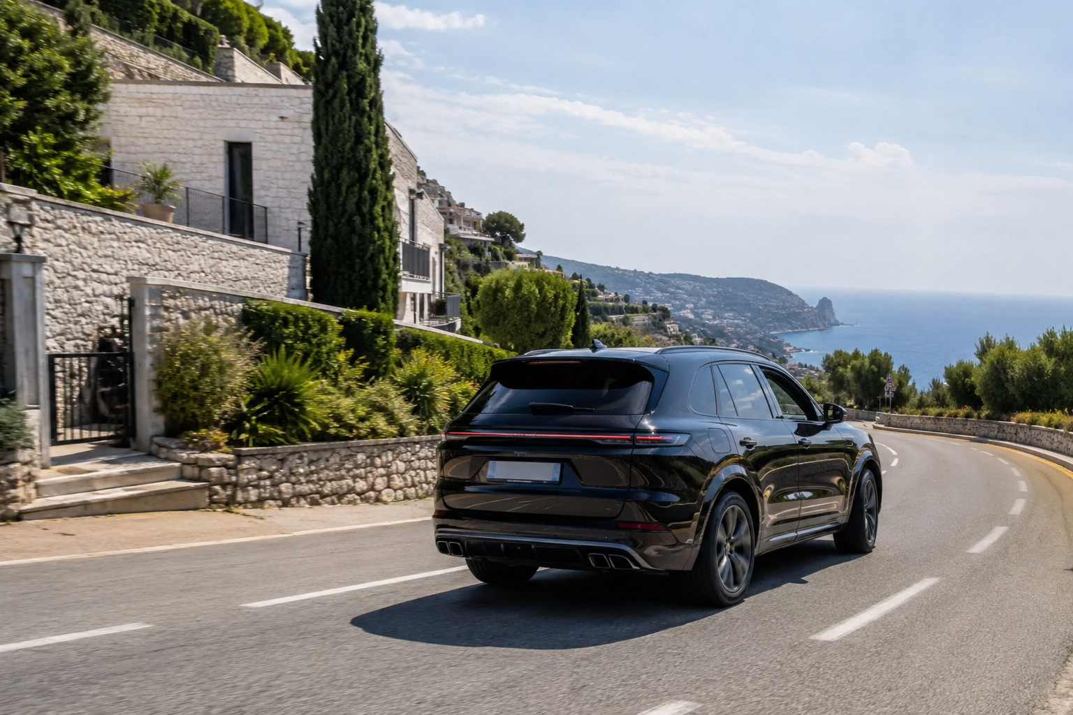 SUV premium in viaggio sulla costa